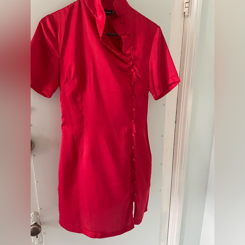 This is brand new dress but no tag tho